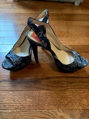 Slingback Peep-Toe High Heels in blue Floral jacquard/denim look.